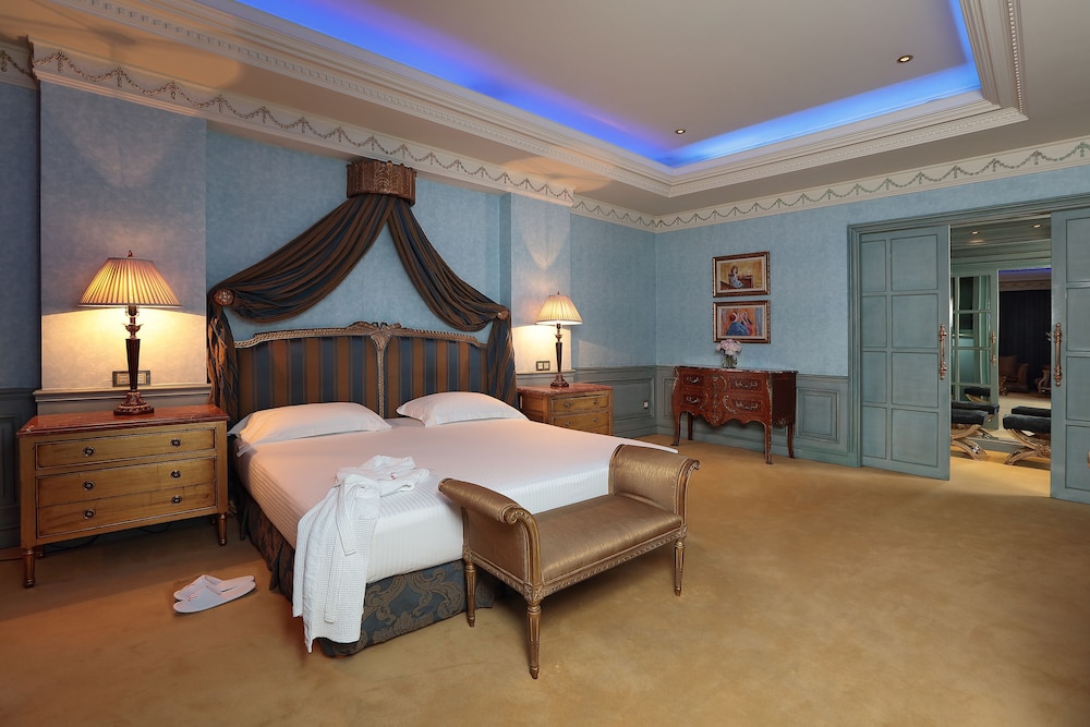 Royal Suite, 1 King Bed - Photo 7