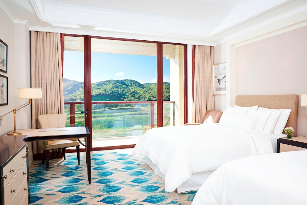 Room, 2 Twin Beds, Balcony, Mountain View