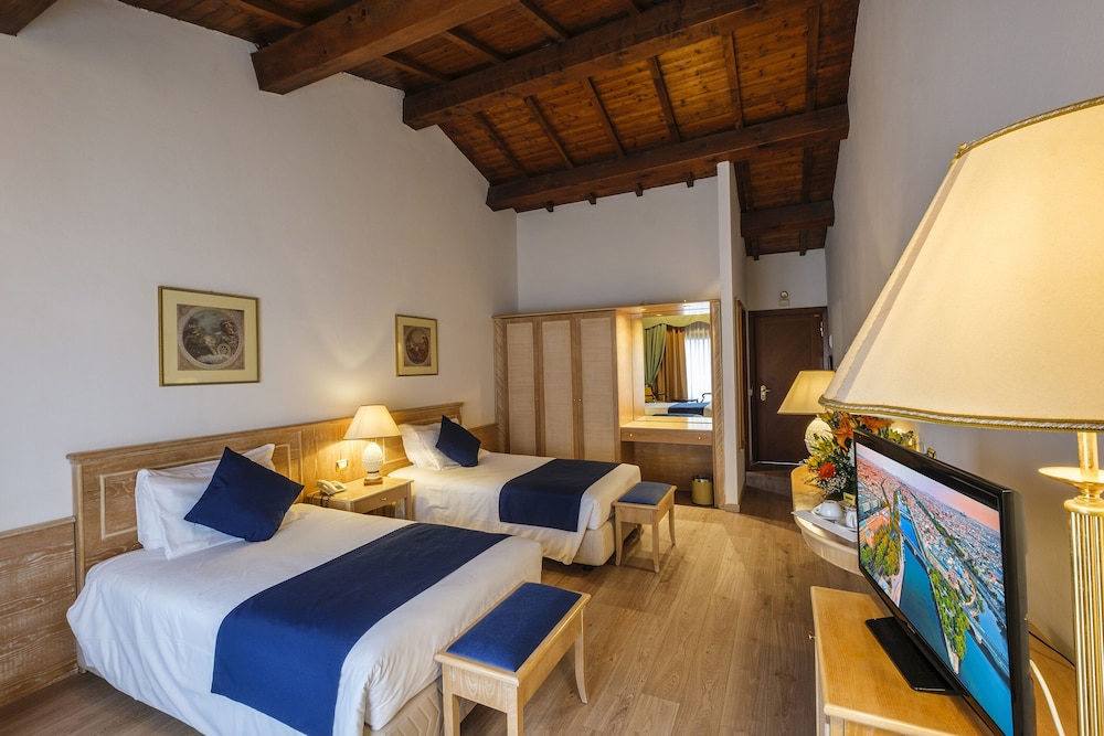Standard Double or Twin Room - Photo 5