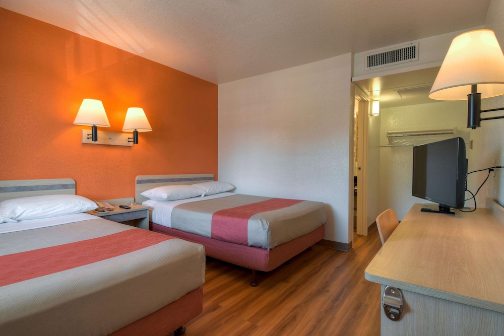 Standard Room, 2 Double Beds, Non Smoking photo 3