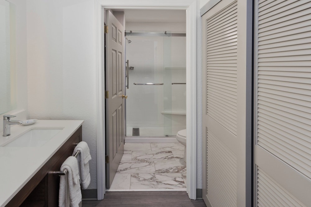 Suite, 1 Bedroom - Photo 6