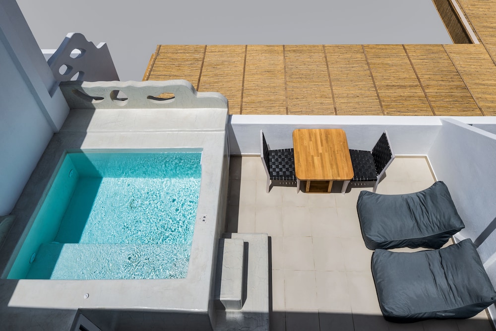 Honeymoon Suite, Sea View & Outdoor Hot Tub - Photo 4
