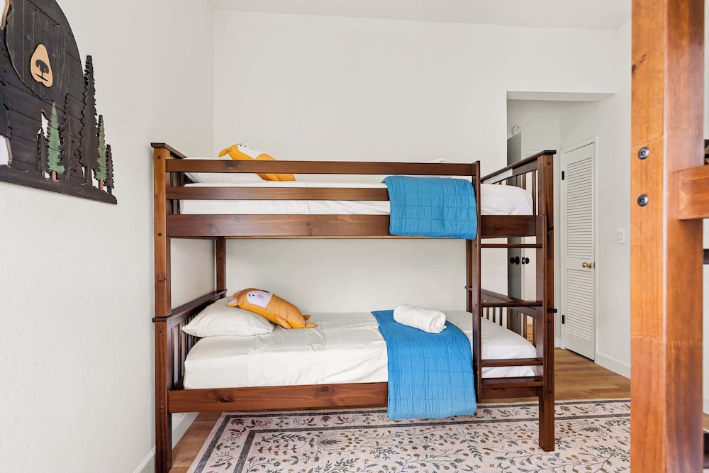 House, Multiple Beds, Balcony, Mountain View (The Fancy Fox) photo 2