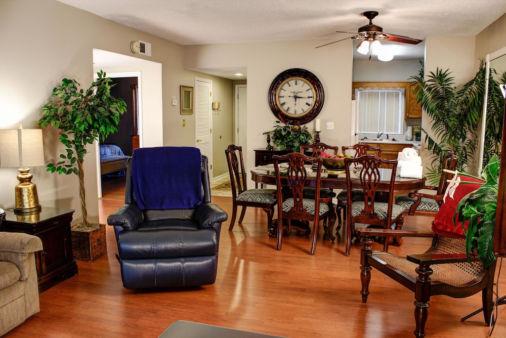 House, Multiple Beds (Whispering Pines 322)