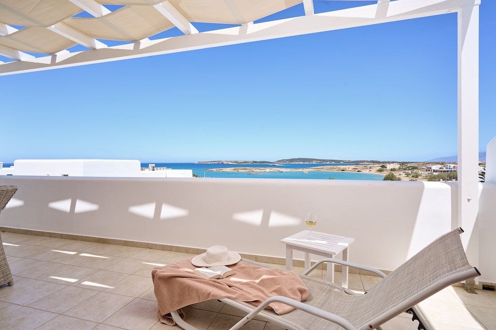 Grand Suite, 1 Queen Bed, Hot Tub, Sea View (2 Adults) photo 3