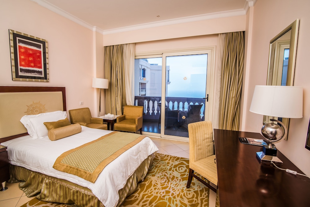 02 Bedroom Suite Sea and Pool View photo 2