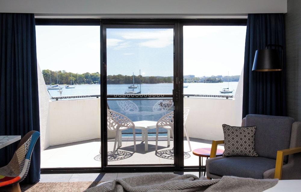 Superior Waterside King Room photo 1