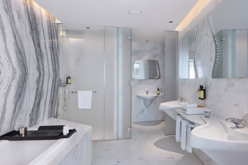 Beyond ME + Suite by Zaha Hadid and Jacuzzi (2+1)