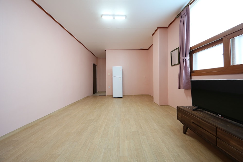 Room (206) photo 2