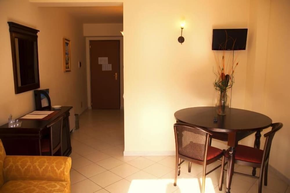 Basic Double or Twin Room - Photo 4