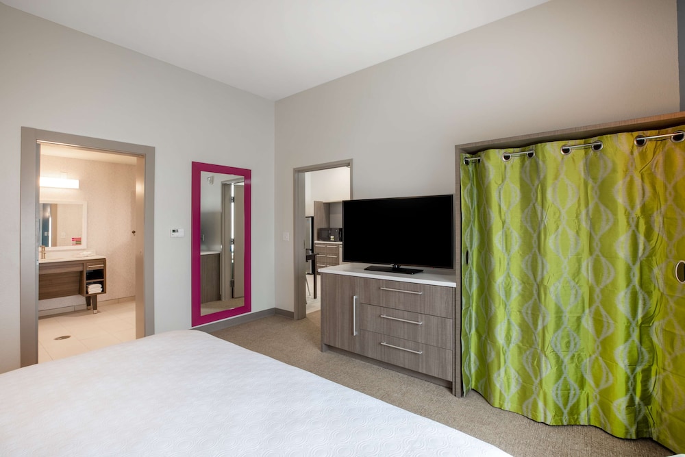 Suite, 1 King Bed, Accessible (Hearing) - Photo 3