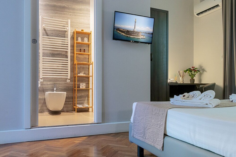 Deluxe Double or Twin Room, 1 King Bed, Non Smoking photo 3
