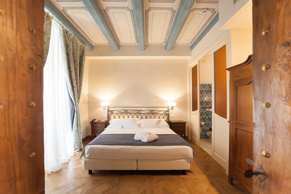 Suite - Photo 1