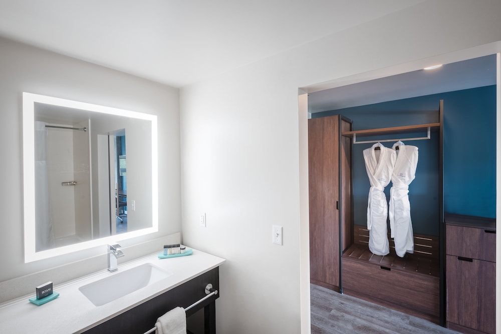 Room, 2 Queen Beds (Elevated) photo 3