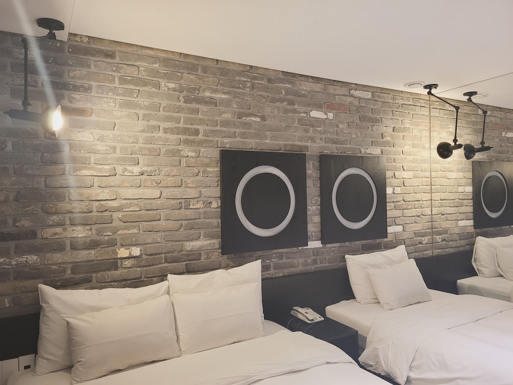 Standard Twin Room (1 Double & 1 Single Bed) photo 2