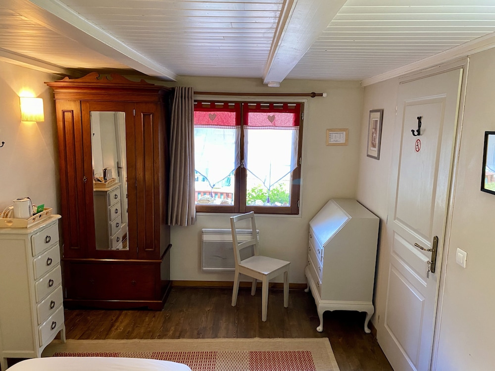 Standard Double or Twin Room, Ensuite, Courtyard View (Myrtilles) photo 3