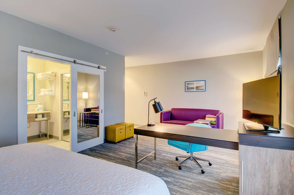 Studio, 1 King Bed, Non Smoking, Refrigerator & Microwave (Wet Bar) photo 3
