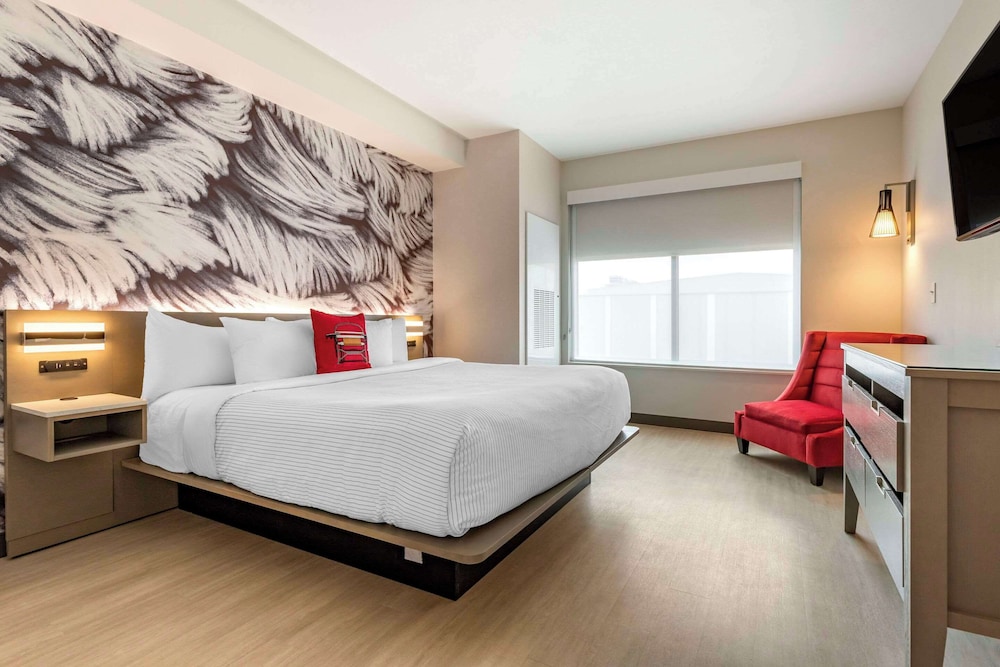 Suite, 1 King Bed, Non Smoking - Photo 1