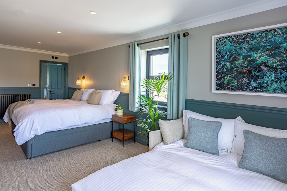 Family suite with sofa bed photo 2