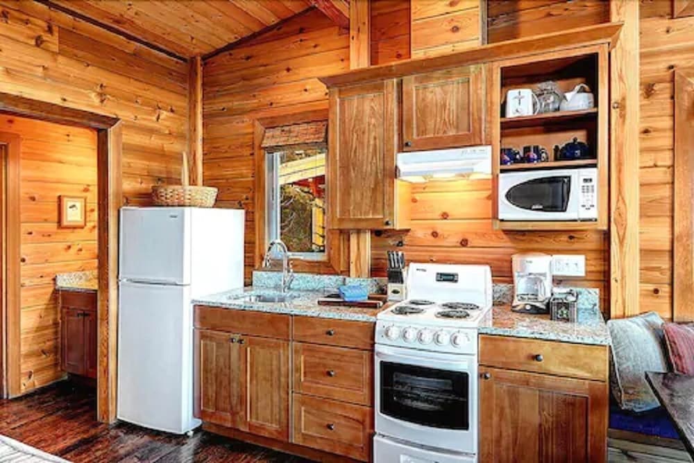 Luxury 1 Bedroom Cabin, Queen Bed, Harbor View photo 3
