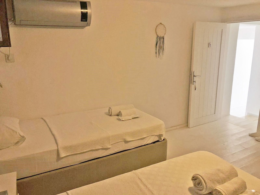 Economy Triple Room photo 3
