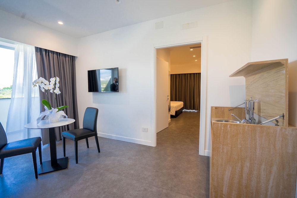 Deluxe Suite, Kitchenette photo 2