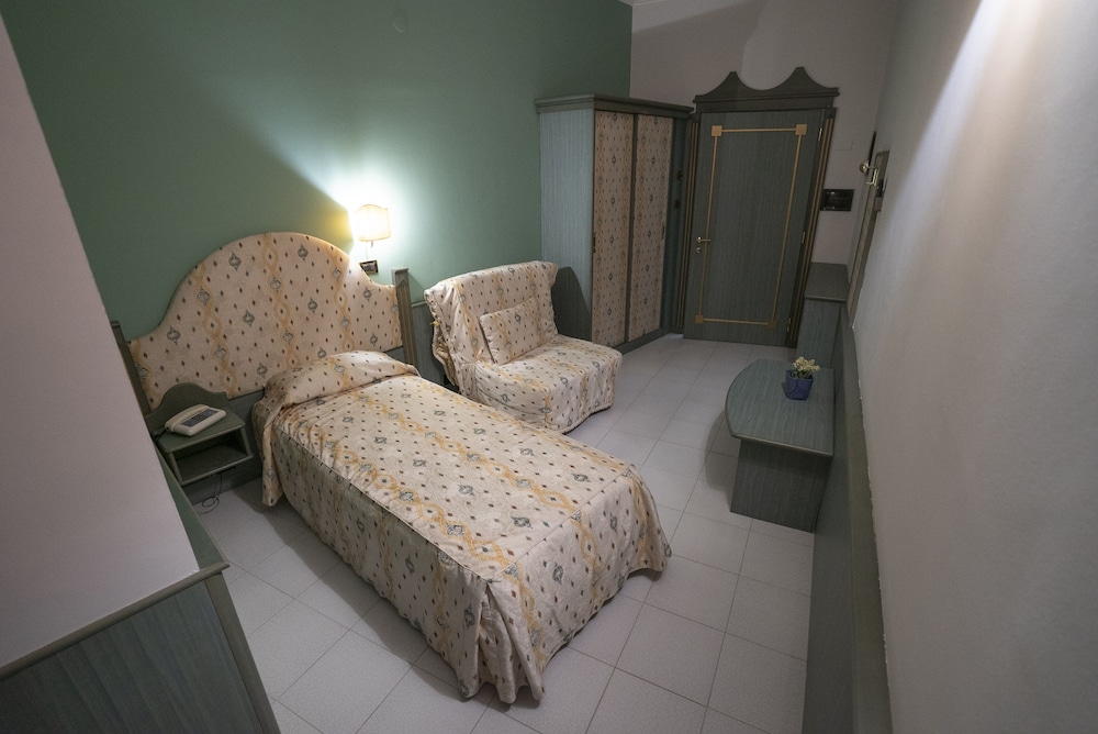 Single Room photo 2