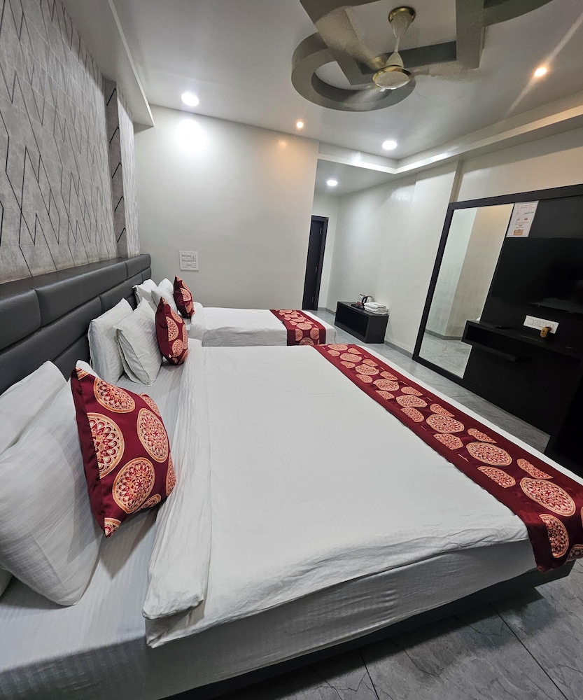 Luxury Three Bedroom - Photo 6