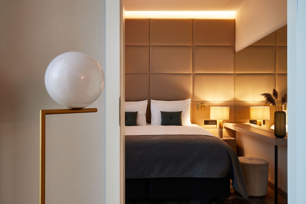 Suite, 1 Bedroom, City View (Top Floor) - Photo 2