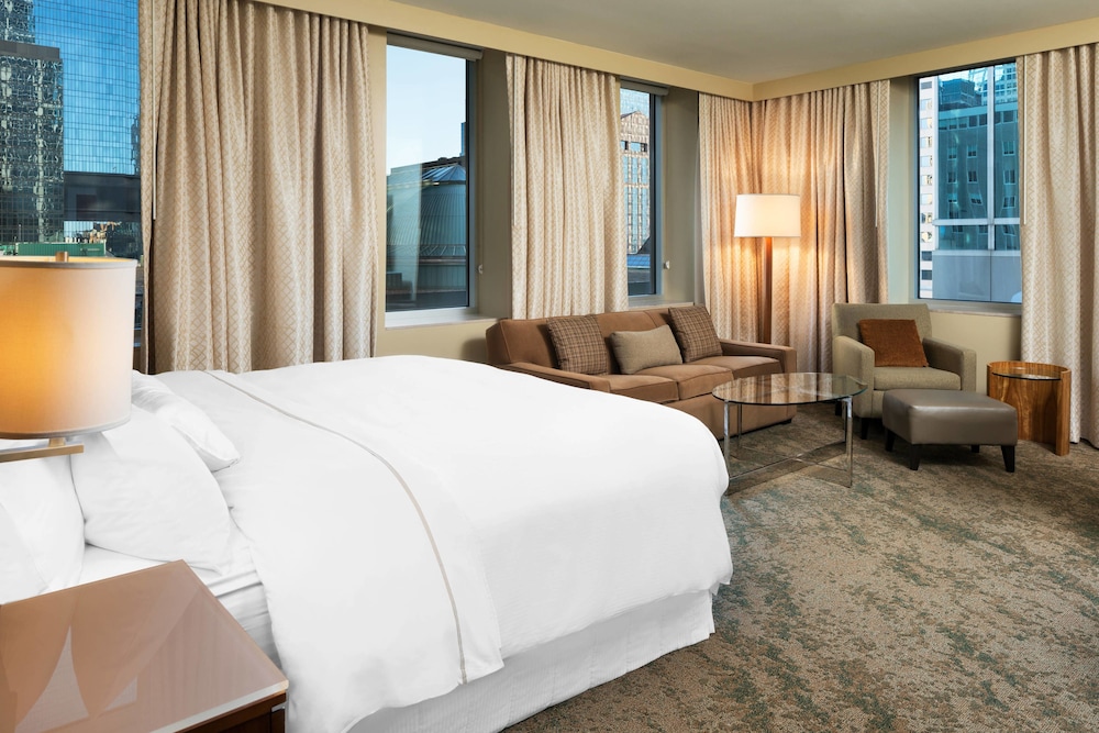 Deluxe Room, 1 King Bed, City View - Photo 2