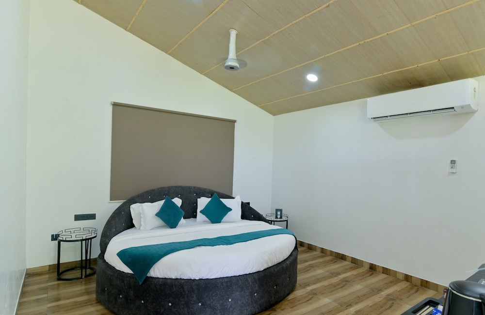 Pool Suite Room with Sitout