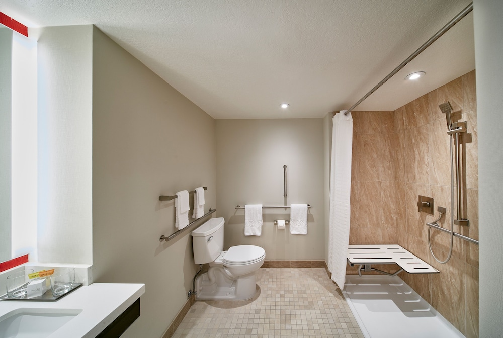 Resort Room, 1 King Bed, Roll-In Shower, Non Smoking - Photo 4
