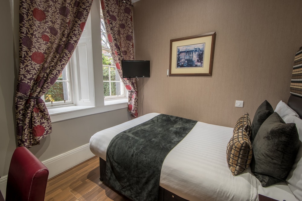 Standard Single | Large Single Bed | Ensuite photo 1