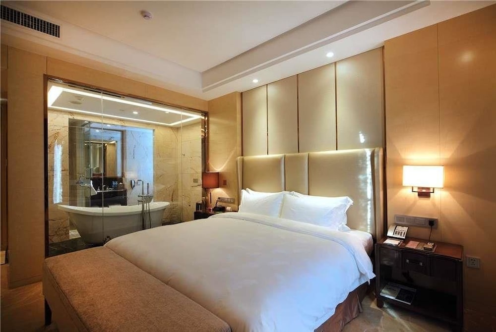 Deluxe Room, 1 King Bed, Smoking photo 1