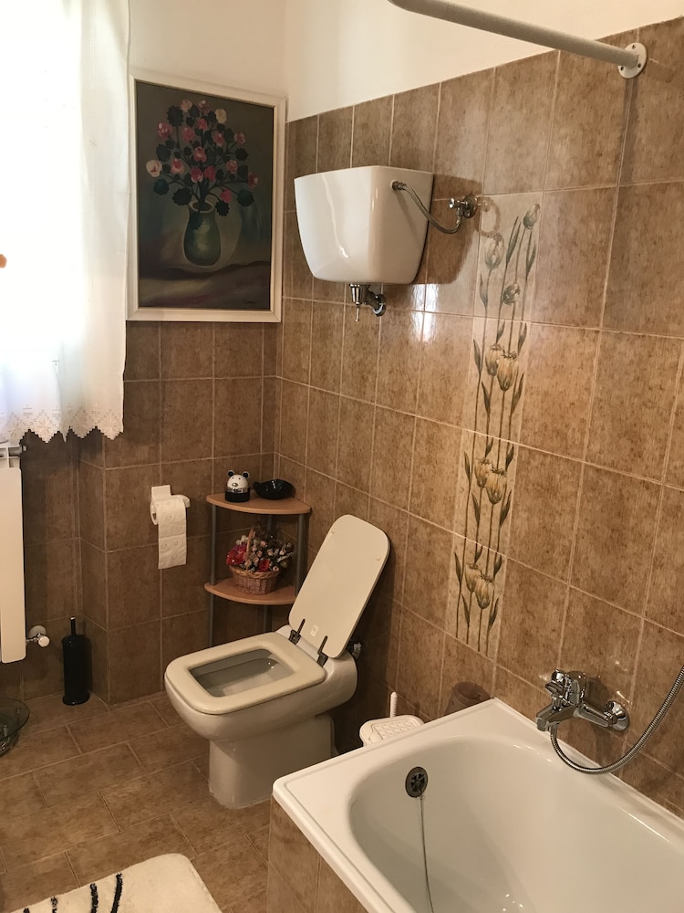 Standard Triple Room, Shared Bathroom photo 3