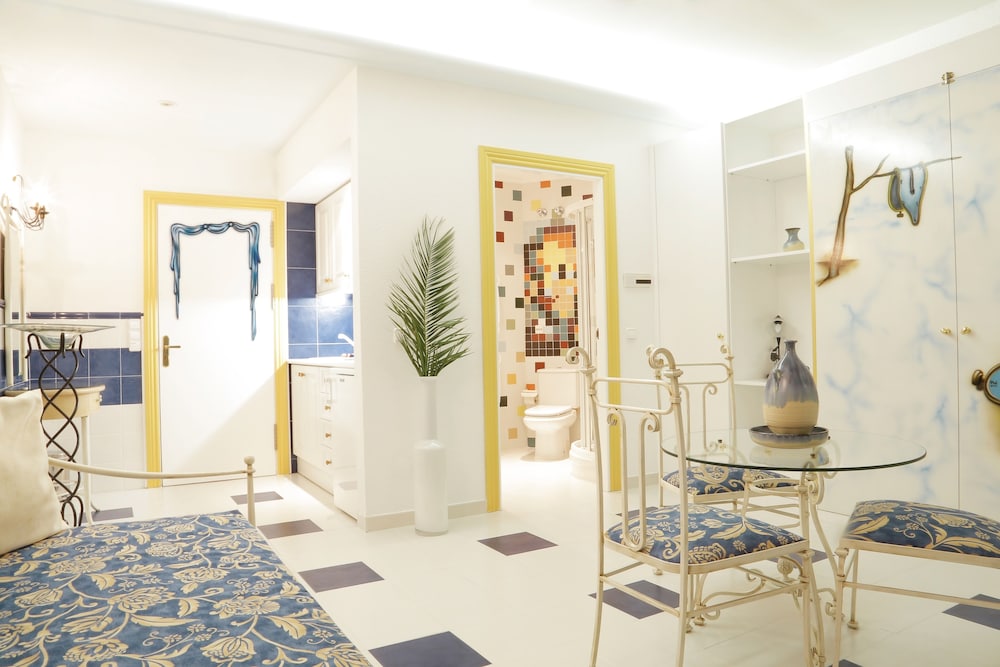 Suite (Surrealist) - Photo 2