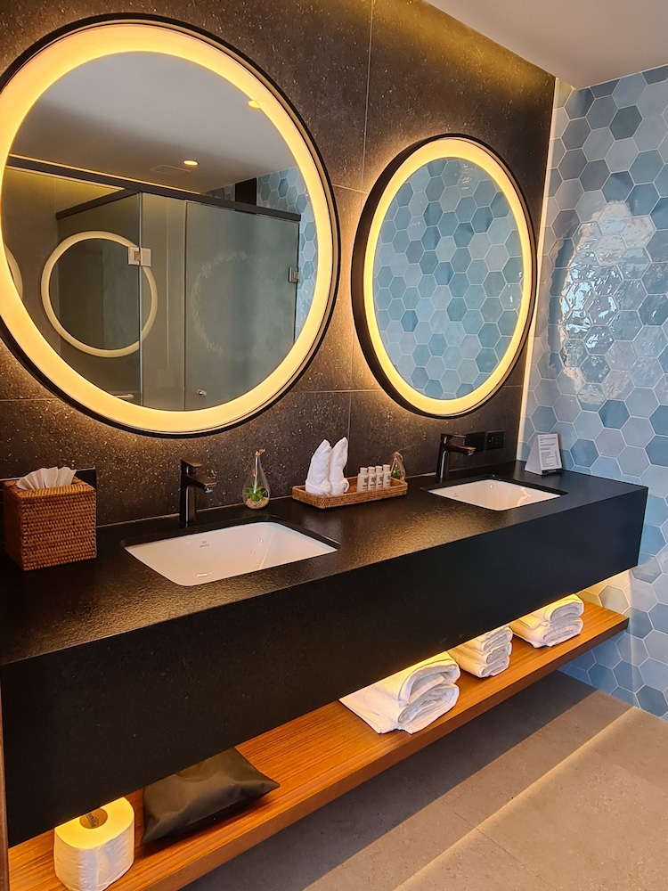 Suite, 1 Bedroom - Photo 2