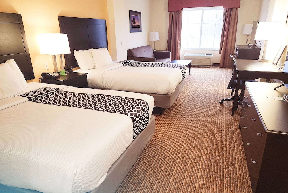 Deluxe Suite, 2 Queen Beds, Non Smoking (Deluxe Family Suite) photo 1