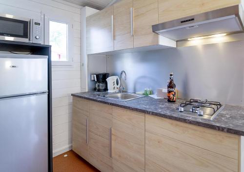 One-Bedroom Bungalow - Photo 2