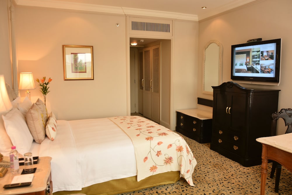 Superior Room King Bed Diplomatic Enclave View