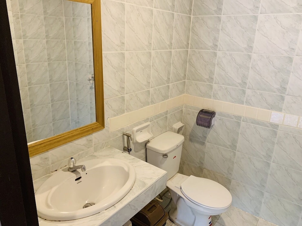 Economy Twin Room - Photo 4