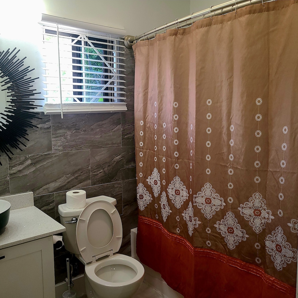 Luxury Studio, 1 Queen Bed photo 2