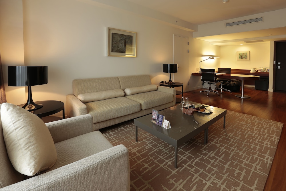 Suite - Photo 12