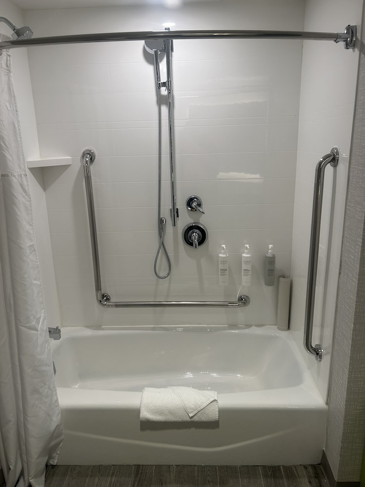 Room, 1 King Bed, Accessible, Non Smoking (Mobility/Hearing, Bathtub) - Photo 7