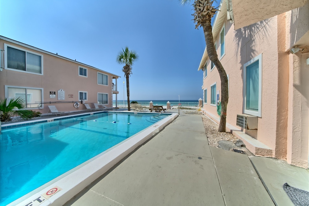 Efficiency, 1 King Bed, Kitchenette, Pool View (Villa 16) photo 3