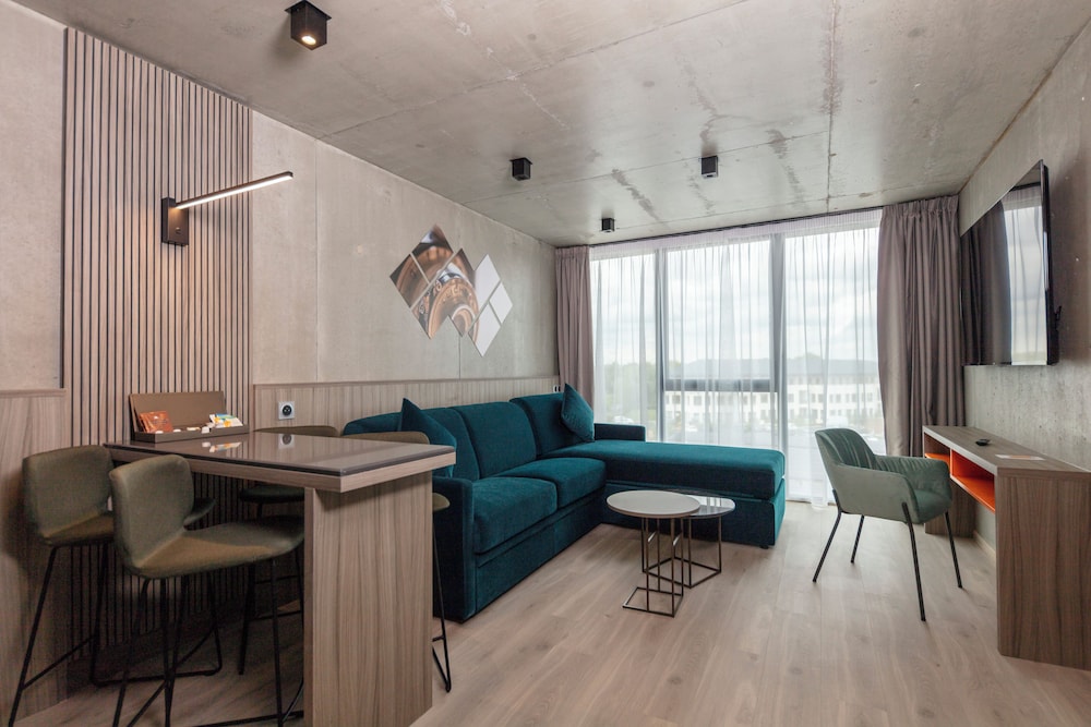 Junior Suite, Pool Access photo 3