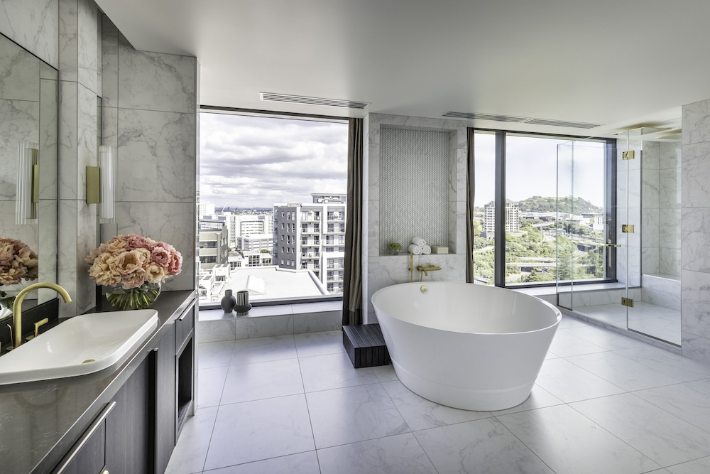 Suite (Chairman, Pinnacle Tower) thumbnail 6