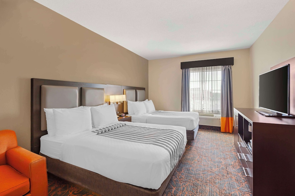 Executive Room, 2 Queen Beds, Non Smoking, Refrigerator & Microwave (with Sofabed) - Photo 1