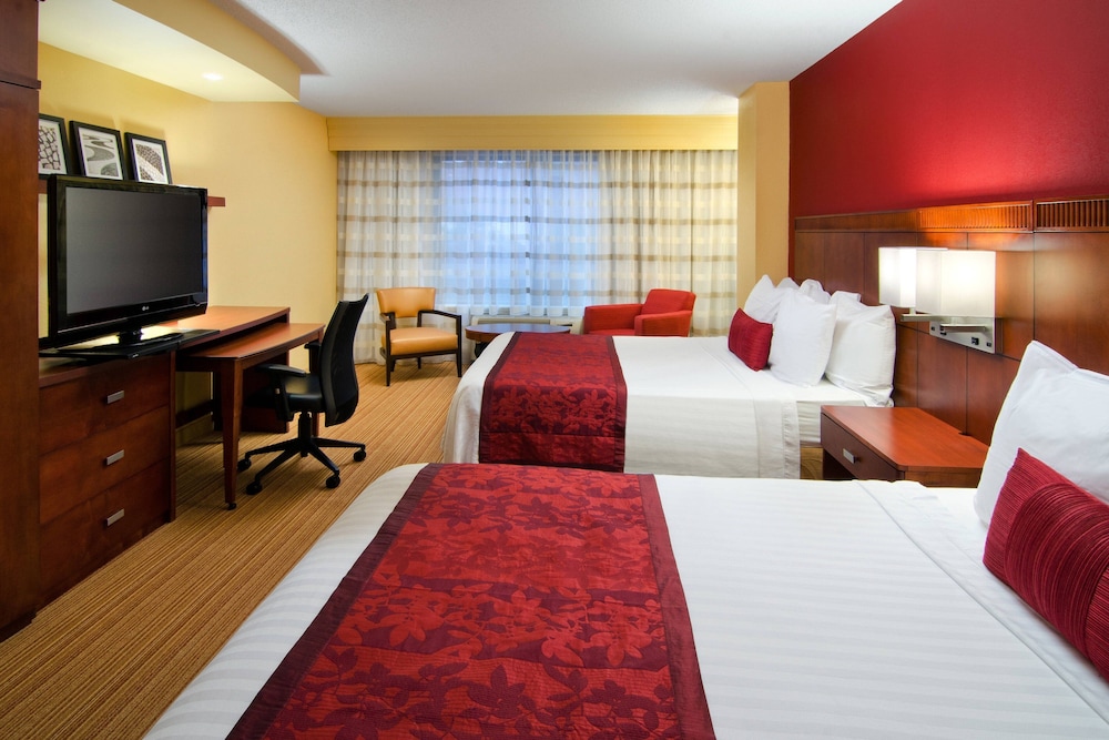 Room, 2 Queen Beds (Mobility/Hearing Access, Roll-In Shwr) - Photo 2