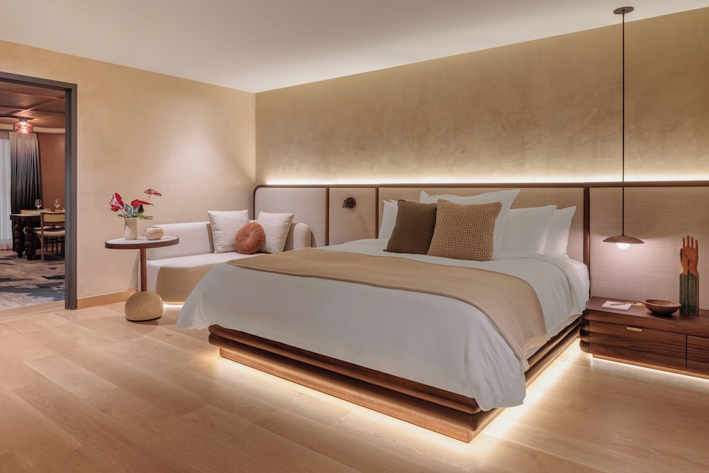 Deluxe Room, 1 King Bed (Suite) photo 1